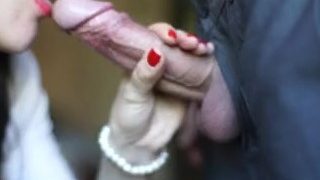 Punaste huultega brünett teeb sõbrale suuseksi